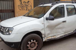 golpe puerta coche aparcado