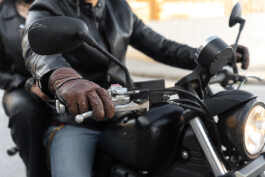 Puede mi hijo conducir mi moto con mi seguro
