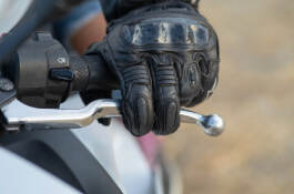 es obligatorio llevar guantes en la moto