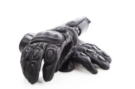 es obligatorio llevar guantes en moto