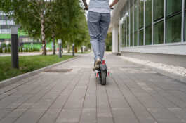 se puede ir por la acera con patinete eléctrico